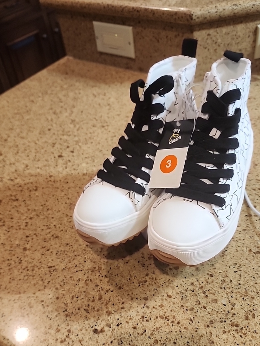 art class White High-Top Sneakers with Black Laces and Star Print NWT SIZE-3.